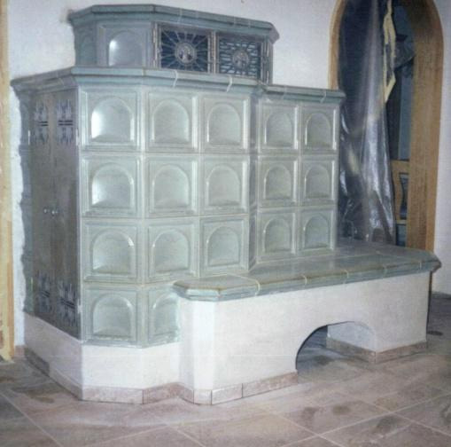 Warmluft- Speicherofen mit grünblauen Kacheln