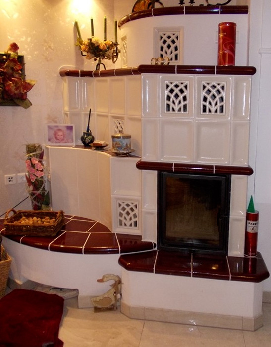 wassergeführter Kachelofen weiß rote Kacheln mit Deko