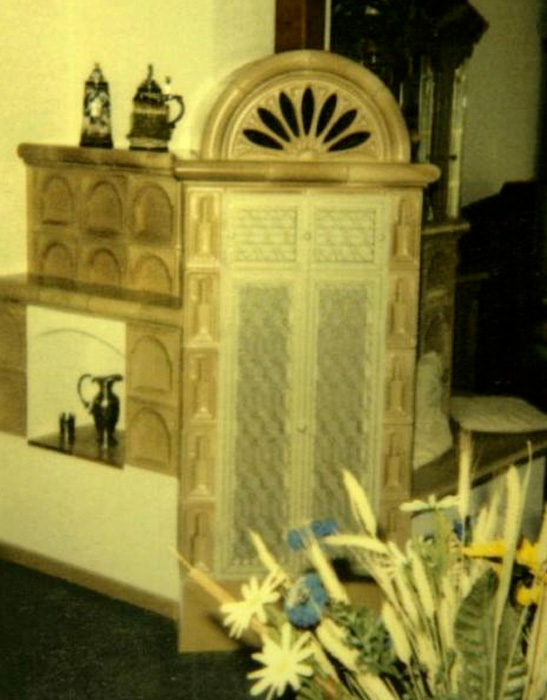 wassergeführter Kachelofen mit Nische für Dekoration