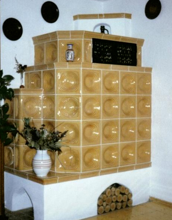 wassergeführter Kachelofen mit braunen Kacheln