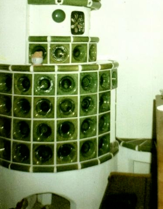 wassergeführter Rundofen mit grünen Kacheln