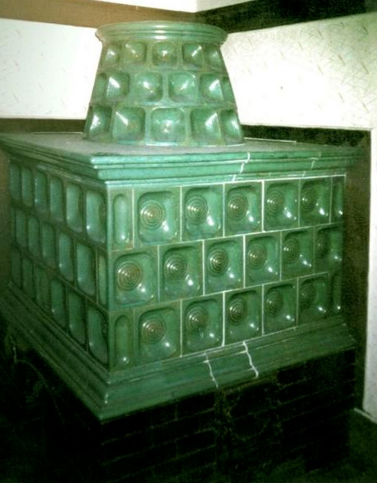 alter wiederaufgebauter wassergeführter grüner Kachelofen