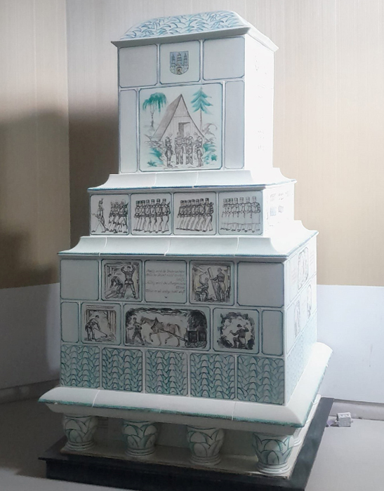 wassergeführter Kachelofen mit traditioneller erzgebirgischer Verzierung