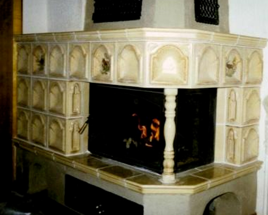 historischer Ofen mit sandsteinfarbenen Kacheln
