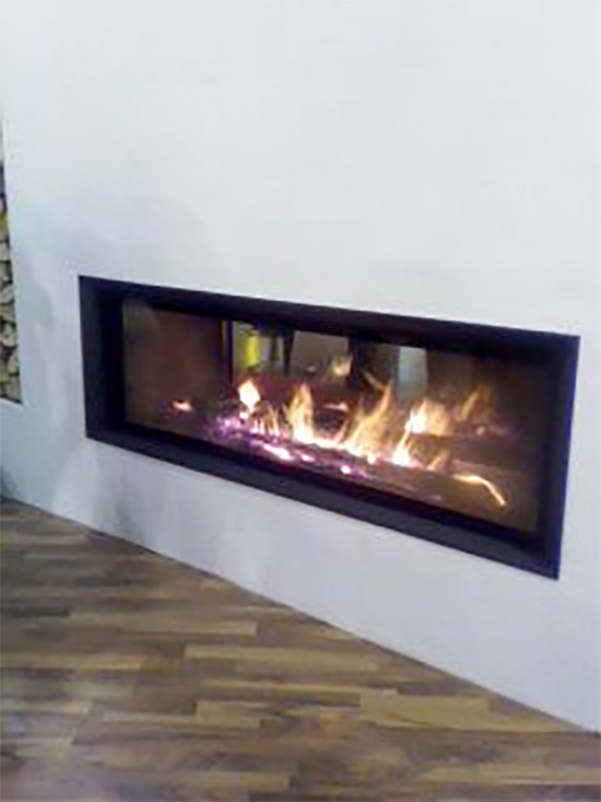 Gas Kamin mit großer Glasscheibe brennend