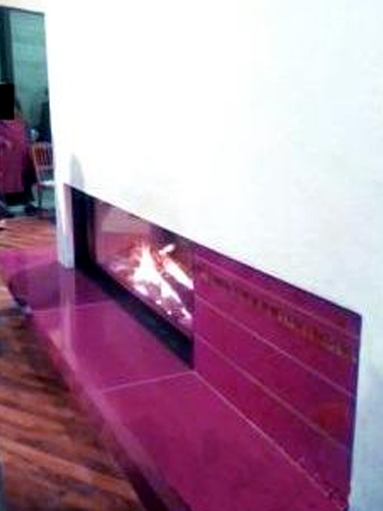 Gaskamin brennend mit roter Steinsitzbank