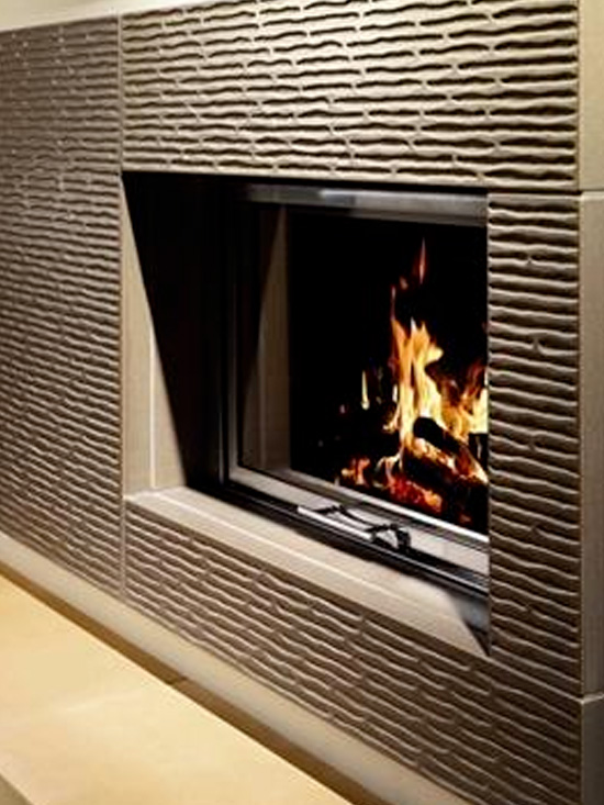 brennender Gaskamin im futuristischen Design