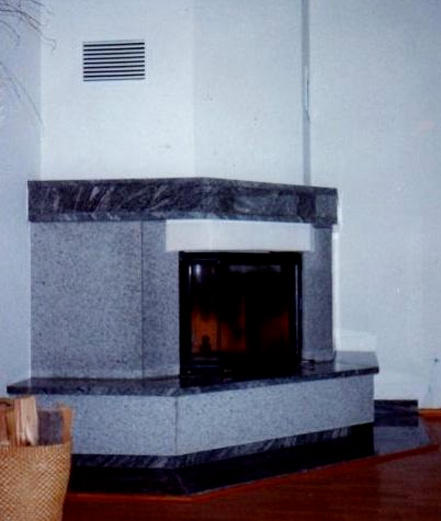 Kaminofen aus hell- und dunkelgrauen Granit
