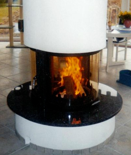 runder Kaminofen mit Granitplatte
