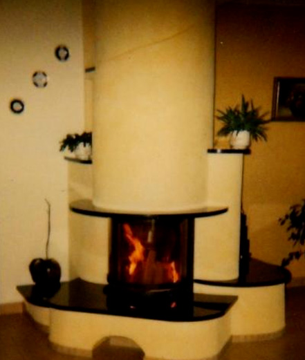 halbrunder Kaminofen mit schwarzen Granitgestein