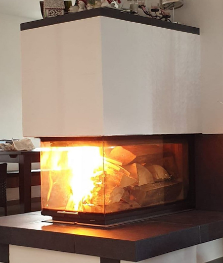 klassischer Kaminofen als Raumteiler mit stärkerer Granitplatte