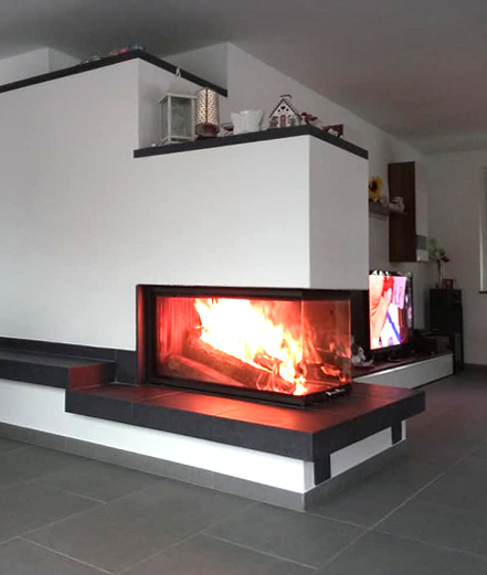 beheizter Kamin als Raumteiler mit Granitplatte