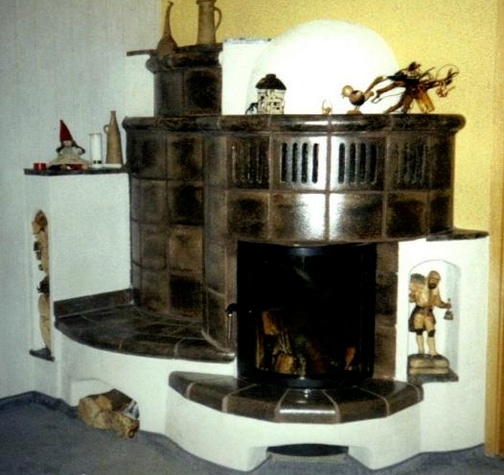 Kamin mit schwarz braunen Kacheln