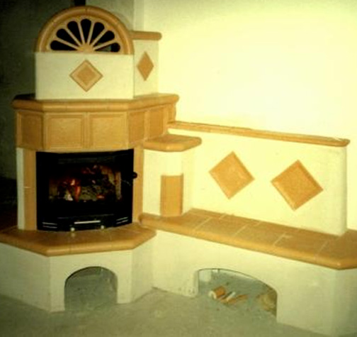 Kachelkamin mit orangen Kacheln