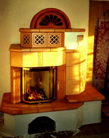 Kachelkamin im Abendlicht