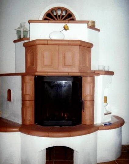 Kachelkamin mit Kacheln in tonoptik