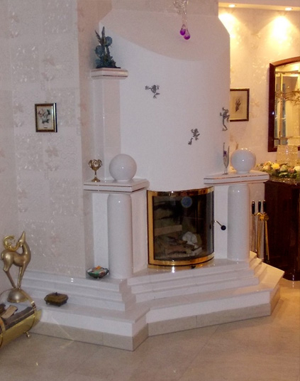 Kachelkamin in hochwertiger weiß glänzender Optik