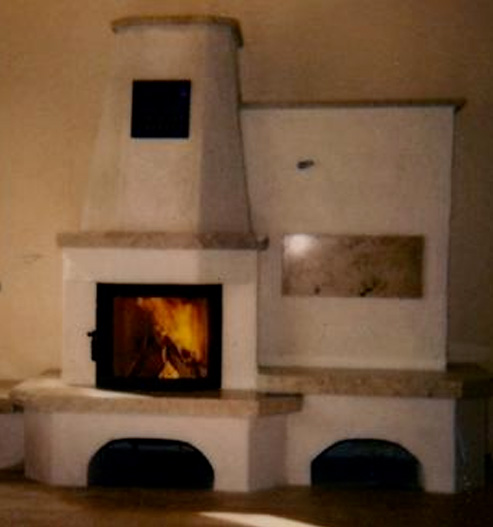 großer Sandstein-Kamin mit weißem Anstrich