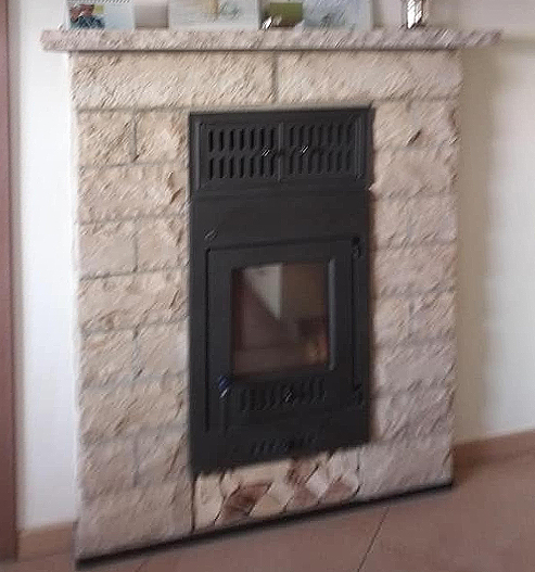 Sandstein-Kamin mit grob bearbeiteten Steinen