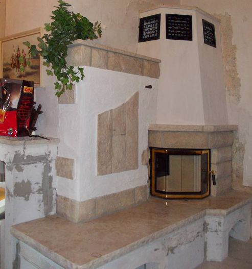 Ecksandstein-Kamin mit gemütlicher Sitzbank