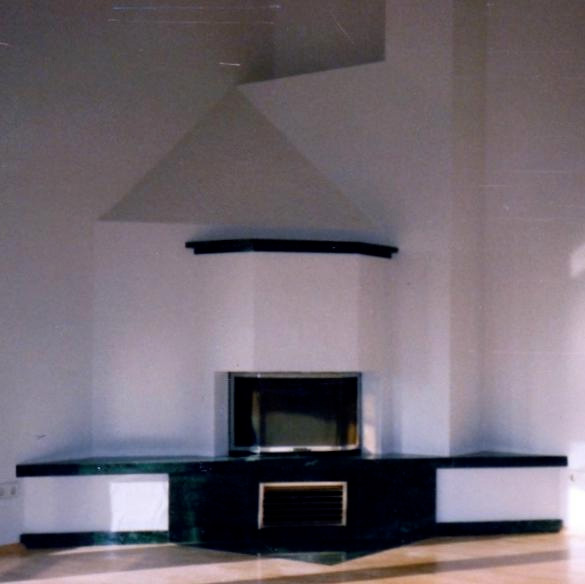 weißer Kamin mit schwarzen Mamorplatten