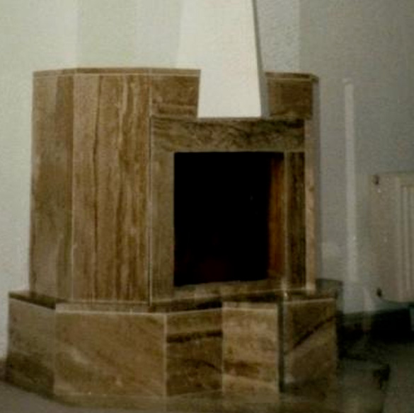 Kamin mit brauner Mamorverkleidung