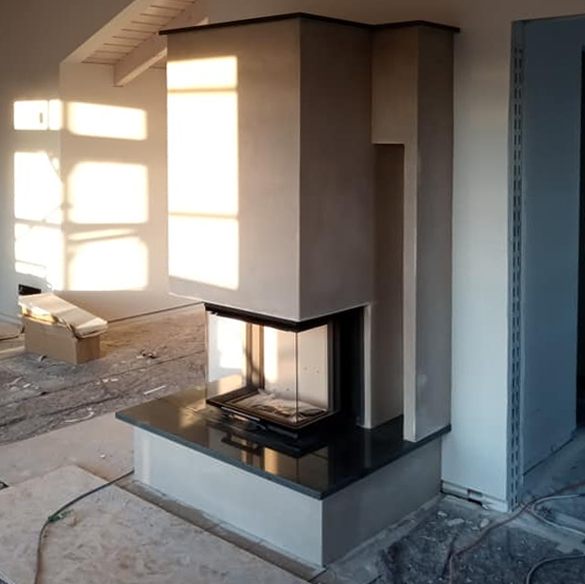 Mamorkamin als Raumteiler für eine Wohnküche