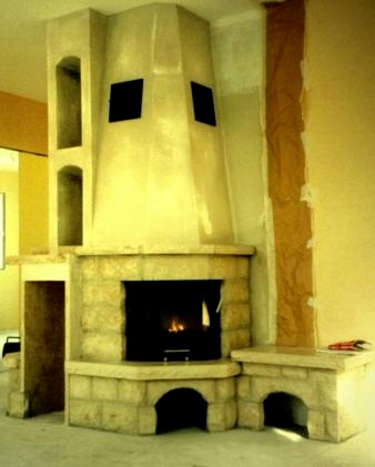 brennender Eckkamin aus gelben Naturstein