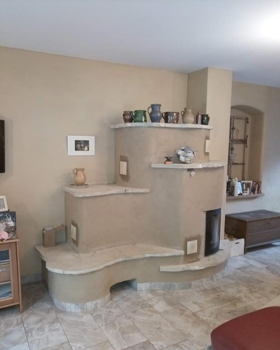 runder Kamin mit Natursteinplatten