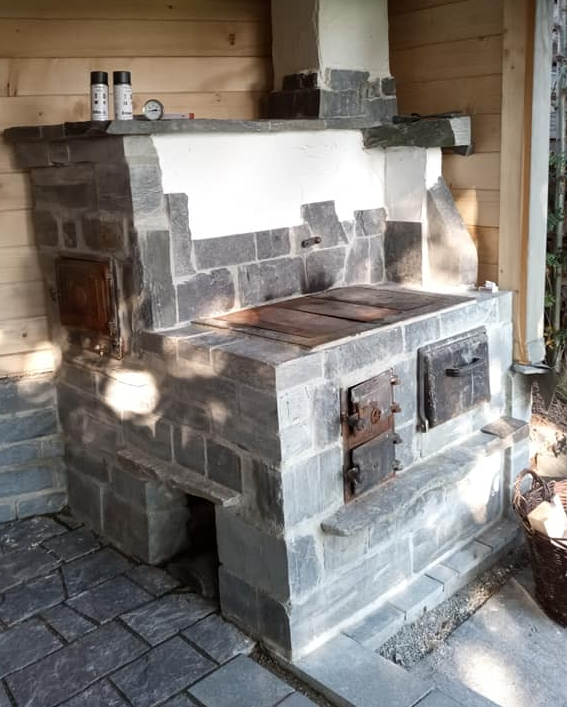 Küchenherd im Freien, mit viel Naturstein