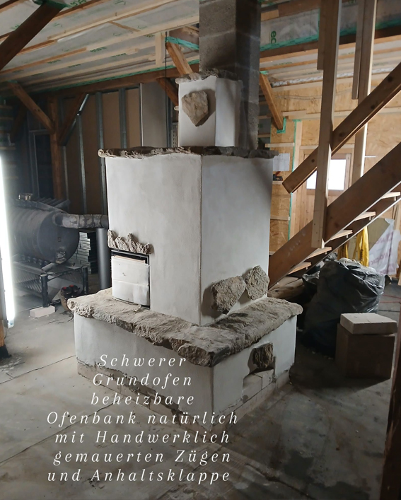 Freistehender Kamin mit groben Natursteinelementen