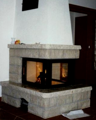 brennender Kamin aus grauen Naturstein