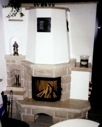 Braungrauer Kamin mit Natursteinen erbaut