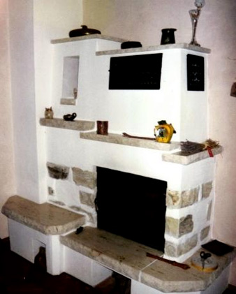 Kamin mit Natursteinelemenen