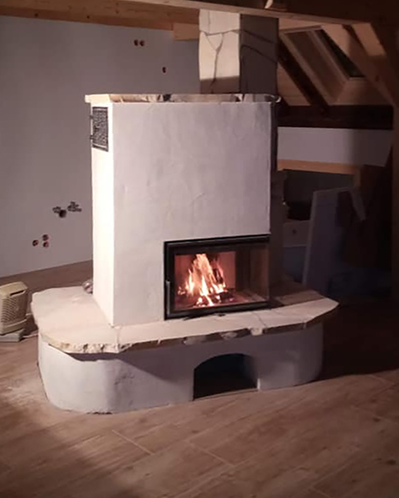 freistehenden Kamin mit Natureinsitzbank