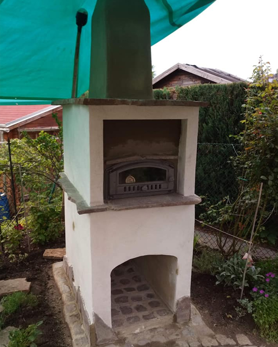 Pizzaofen in der freien Natur mit Naturstein