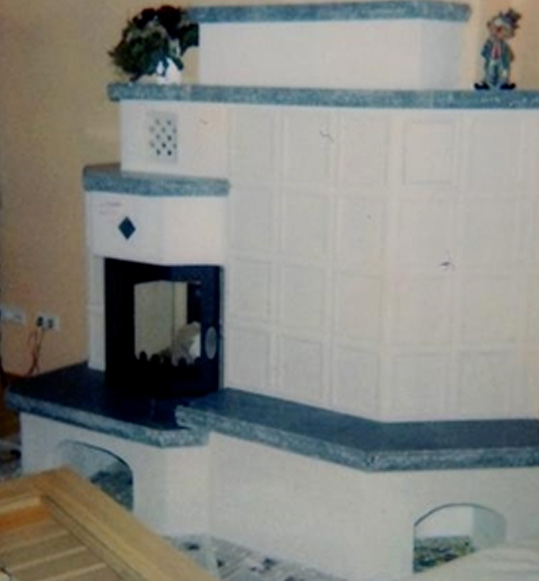 Kachelofen mit blauen Specksteinelementen