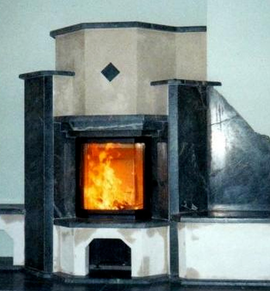 Kamine brennend mit schwarzdunklen Specksteinplatten