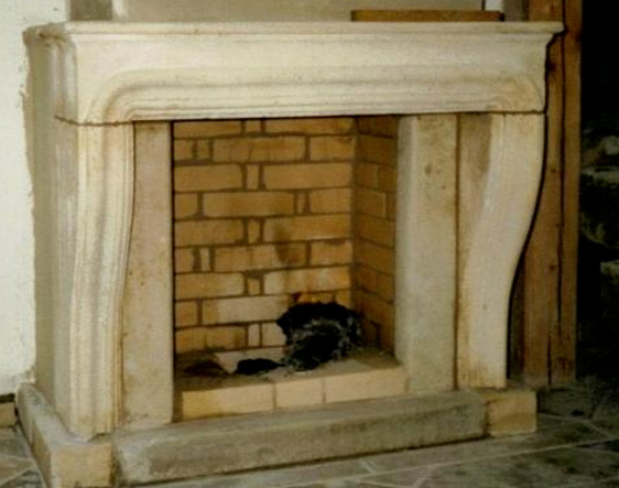 ofener Kamin mit Stuckelementen und Sims