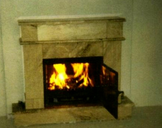 brennender Stilkamin aus Naturstein