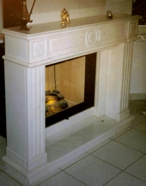 Stuckkamin mit Figuren auf dem Sims