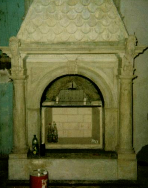 Stilkamin mit Figuren und Verzierungen