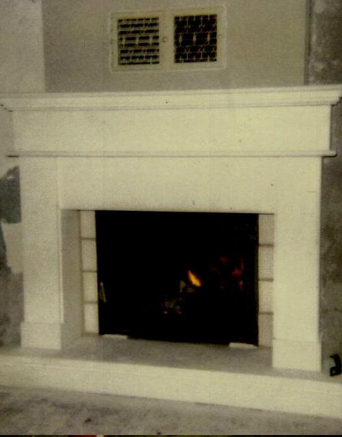 weißer Stilkamine mit kleiner Flamme