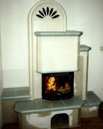 brennender Kachelkamin weiße und blaue Kacheln