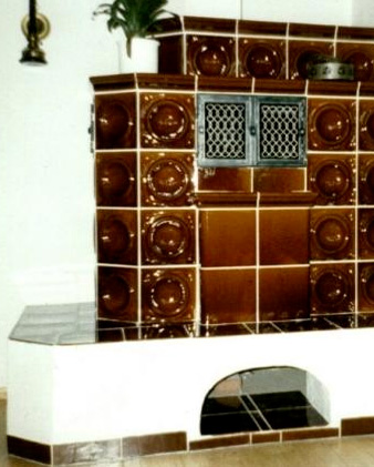 brauner Kachelofen mit Holzablagefläche