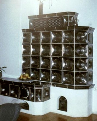 Dunkelbrauner Kacheloffen mit Sitzbank