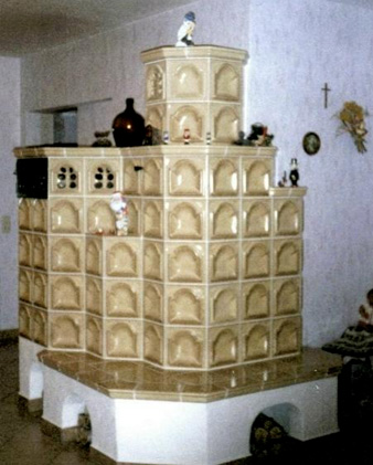 Kachelofen mit Sitzbank in braun