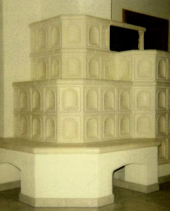 weißer Kachelofen mit Sitzbank in edler Optik