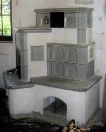 Kachelkamine mit graublauen Kacheln