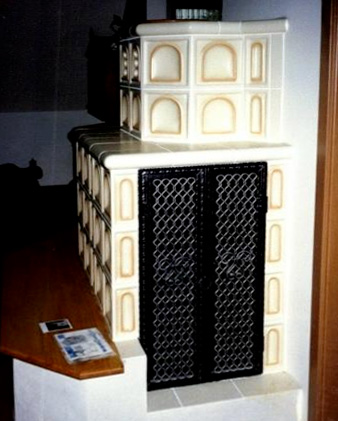 Kachelofen mit Holzbank - seitliche Ansicht